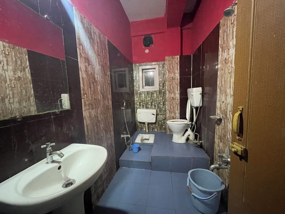 Deluxe Double Room | Bathroom | Shower, towels, soap, toilet paper