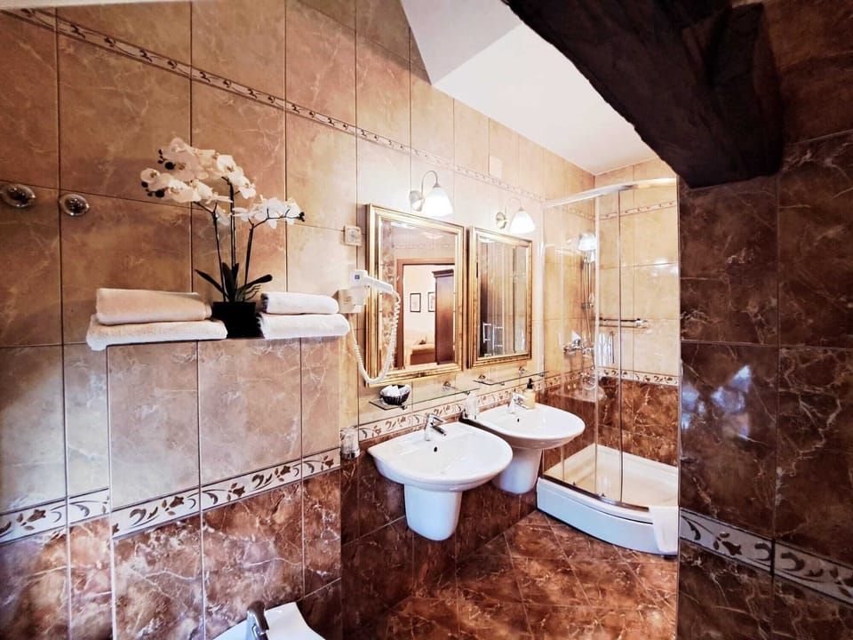 Comfort Double Room | Bathroom | Soap, shampoo, toilet paper