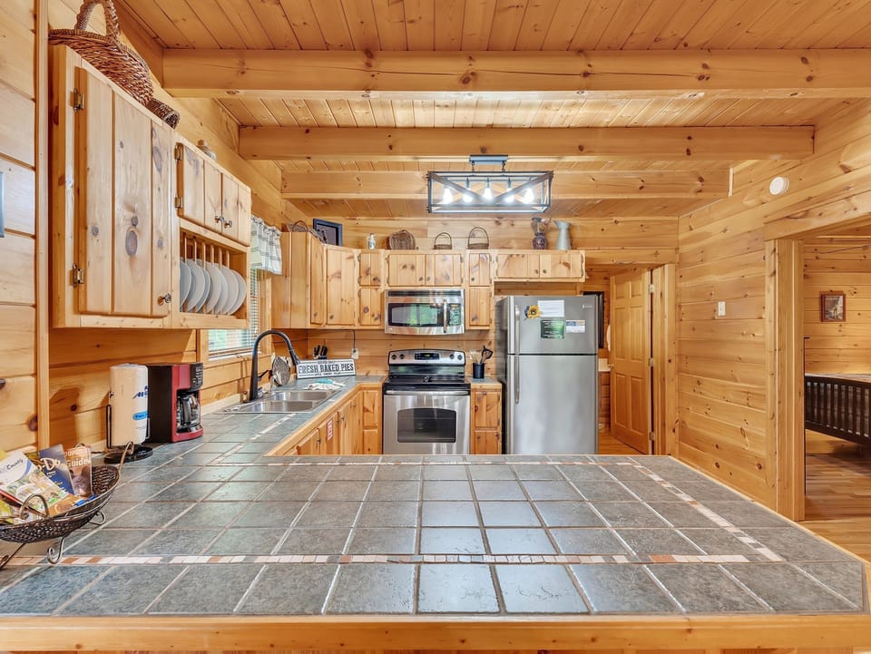 Cabin, 2 Bedrooms | Private kitchen | Coffee/tea maker, fridge, oven, toaster