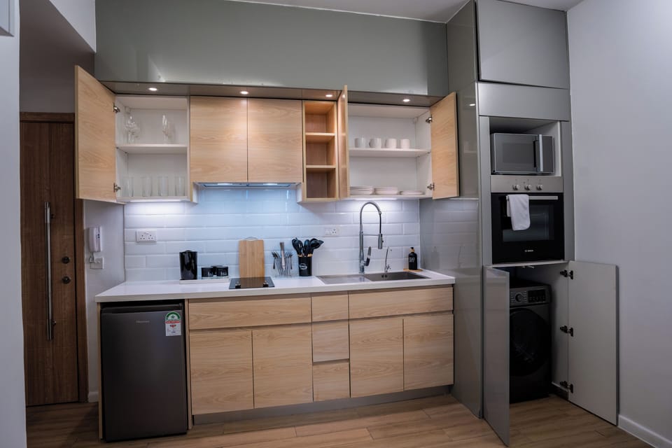 Luxury Apartment, City View | Private kitchen