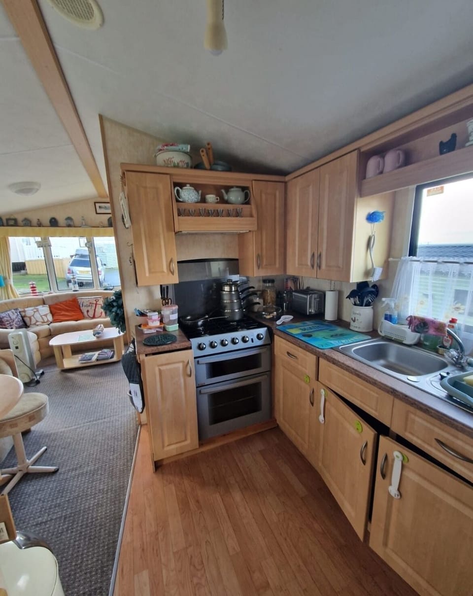 Chalet | Private kitchen | Fridge, microwave, oven, stovetop