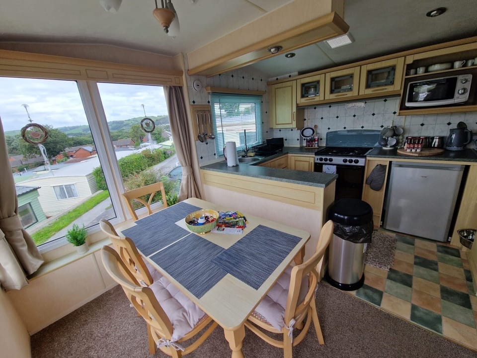 Chalet | Private kitchen | Fridge, microwave, oven, stovetop