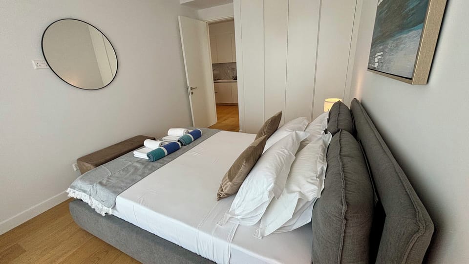 Deluxe Apartment, City View | 1 bedroom, blackout drapes, iron/ironing board, WiFi (free)