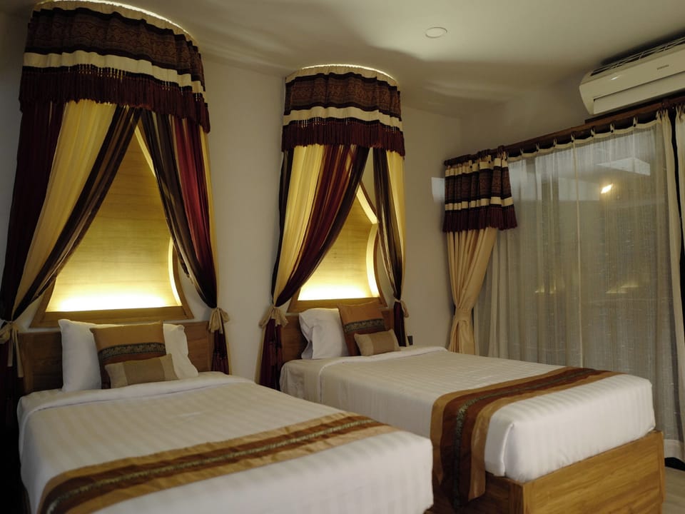 Deluxe Room | Blackout drapes, iron/ironing board (on request), WiFi (free)