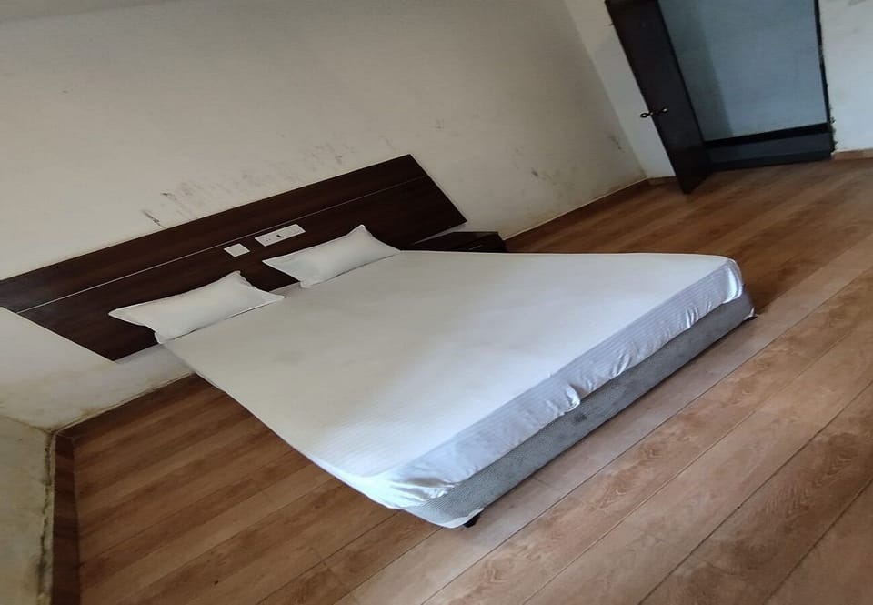 Deluxe Room | Desk, free WiFi