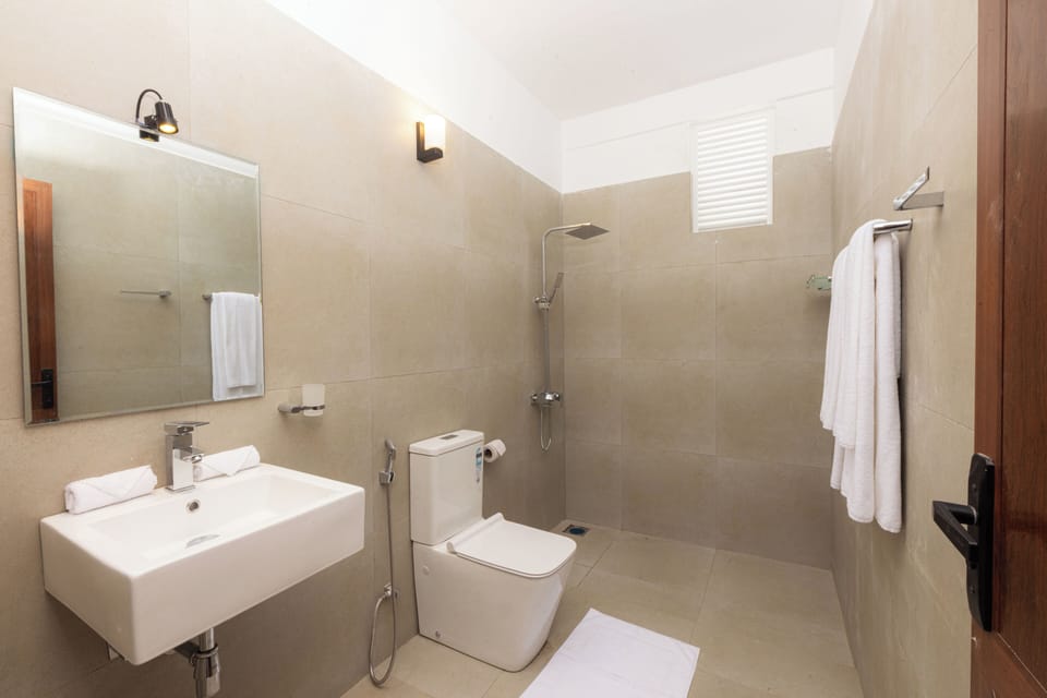 Superior Double Room, Balcony | Bathroom | Shower, free toiletries, hair dryer, towels