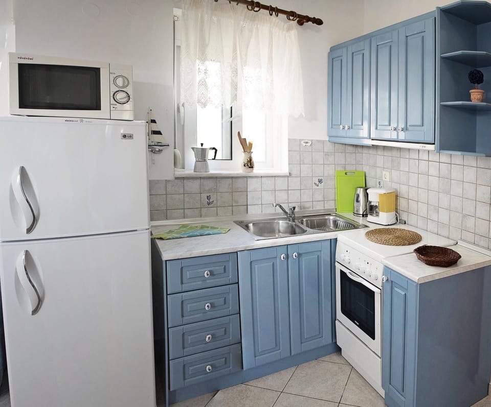 Comfort Apartment, 1 Bedroom, Non Smoking, Kitchen | Private kitchen | Full-size fridge, microwave, espresso maker, electric kettle