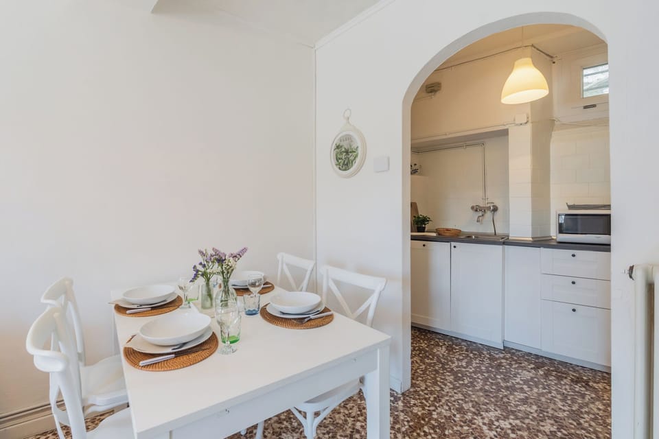 Apartment (1 Bedroom) | Dining room