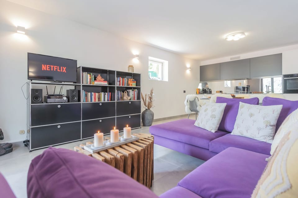 Apartment, 2 Bedrooms (2 Bedrooms) | Living area | 32-inch Smart TV with cable channels