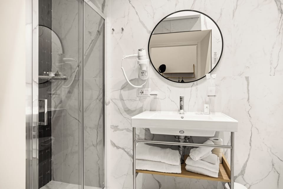 Deluxe Double Room, City View | Bathroom | Hair dryer, slippers, bidet, towels