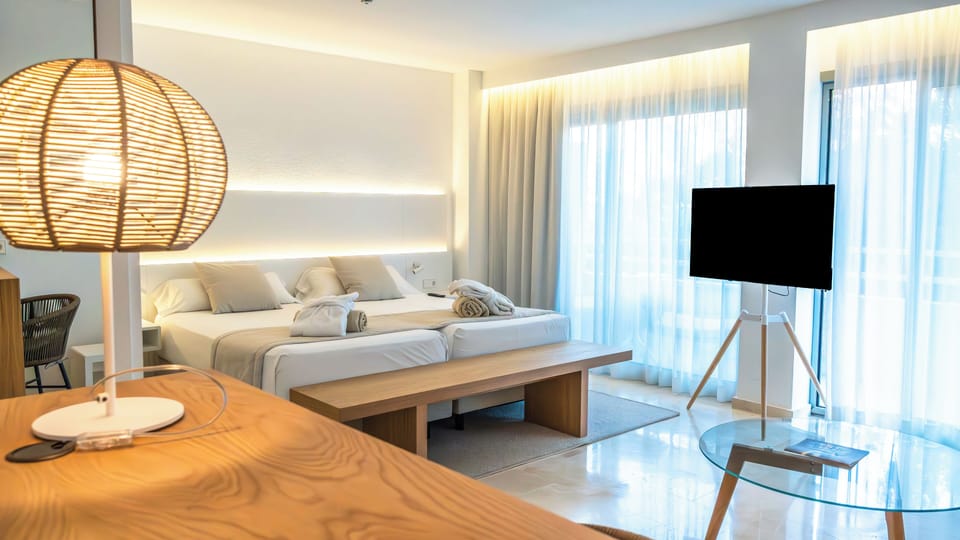 Junior Suite, Annex Building (Selection Club) | Down comforters, minibar, in-room safe, desk