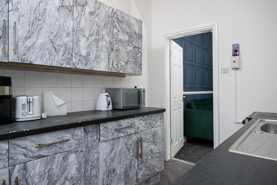 House | Private kitchen | Fridge, microwave, oven, stovetop