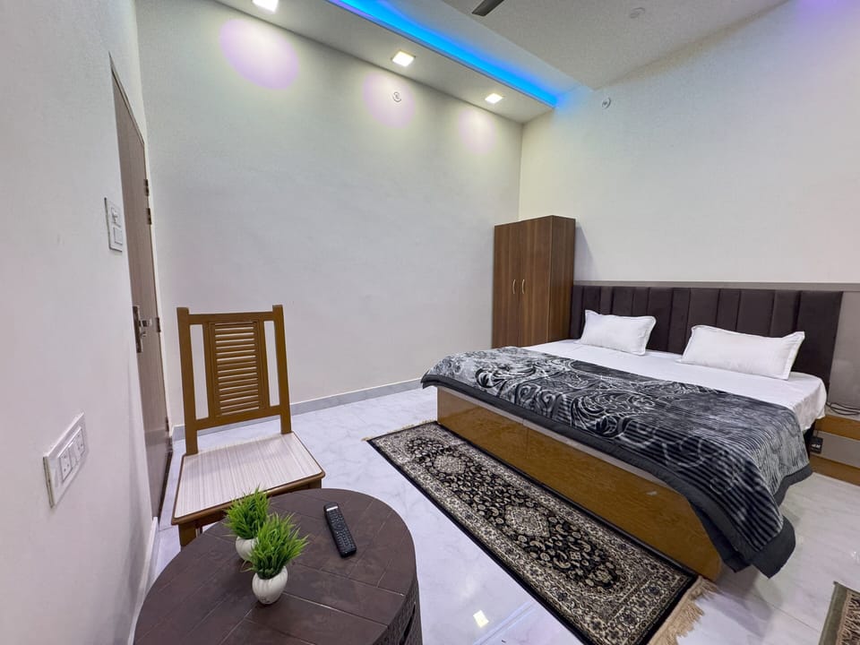 Deluxe Room | Premium bedding, Select Comfort beds, desk, laptop workspace