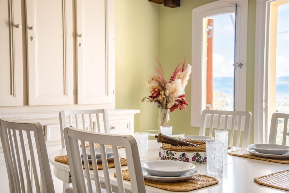 House | 2 bedrooms, desk