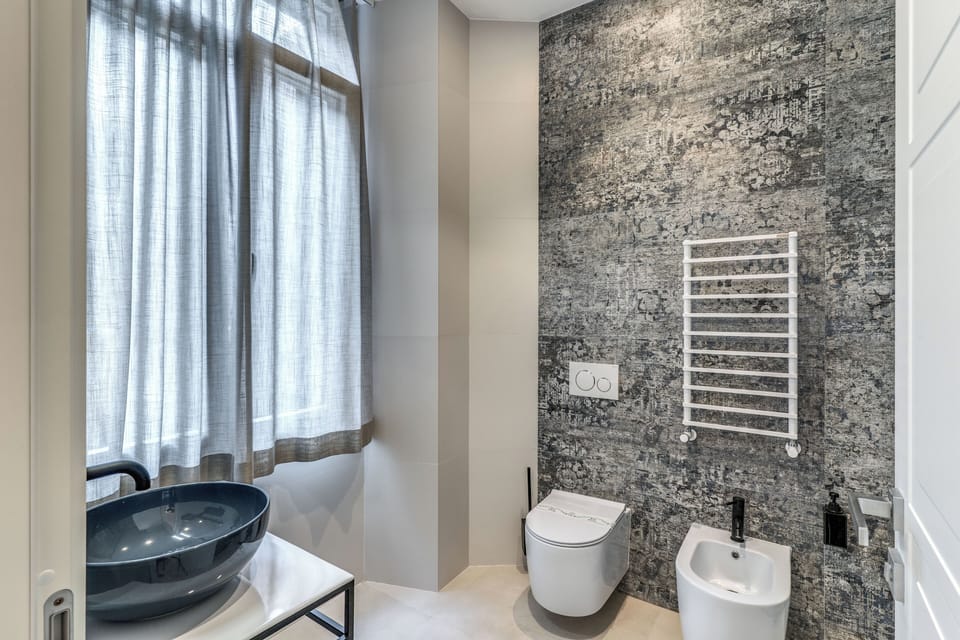 Deluxe Double Room | Bathroom | Shower, rainfall showerhead, hair dryer, slippers