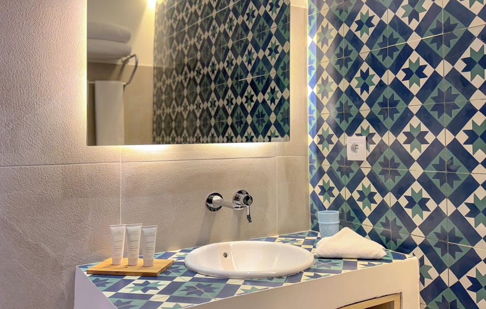 Classic Double Room | Bathroom | Shower, hair dryer, towels, shampoo