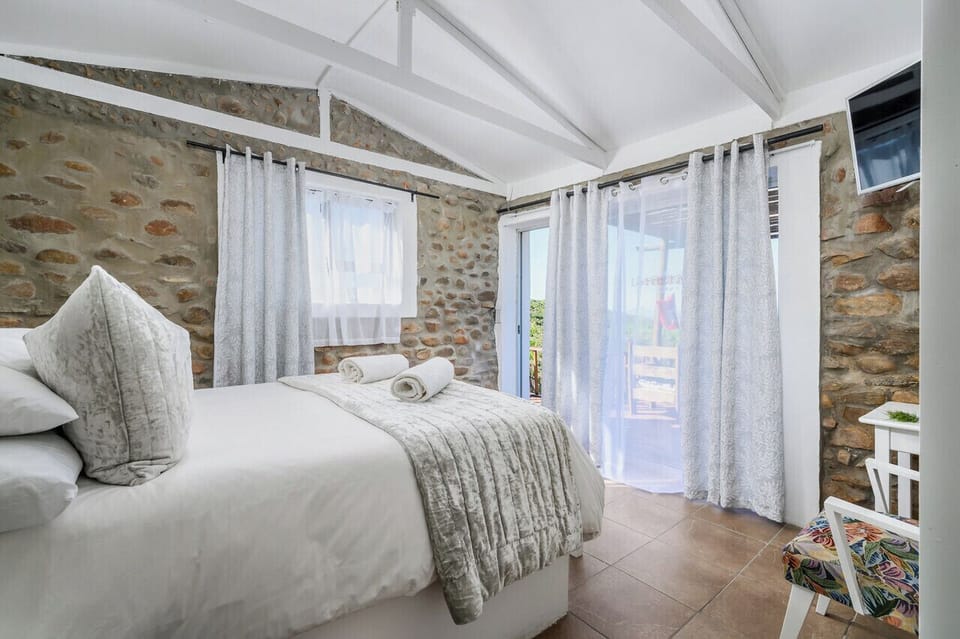 Luxury Double Room, Mountain View | Individually furnished, free cribs/infant beds, free WiFi, bed sheets