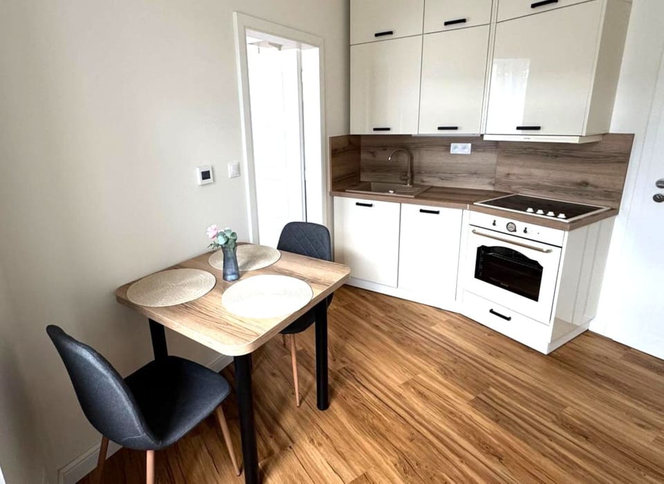 Comfort Apartment, Garden View | Private kitchen | Full-size fridge, microwave, oven, stovetop