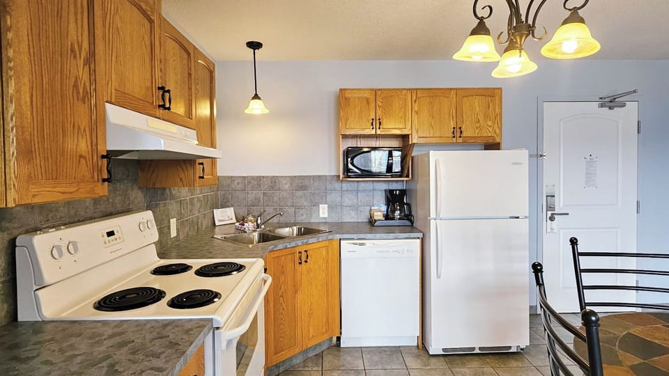 Deluxe Suite, 1 Bedroom, Non Smoking | Private kitchen | Coffee/tea maker, microwave, stovetop, electric kettle