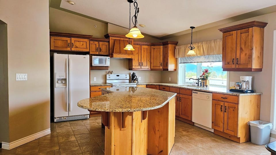 Luxury Penthouse, Multiple Beds, Non Smoking | Private kitchen | Coffee/tea maker, microwave, stovetop, electric kettle