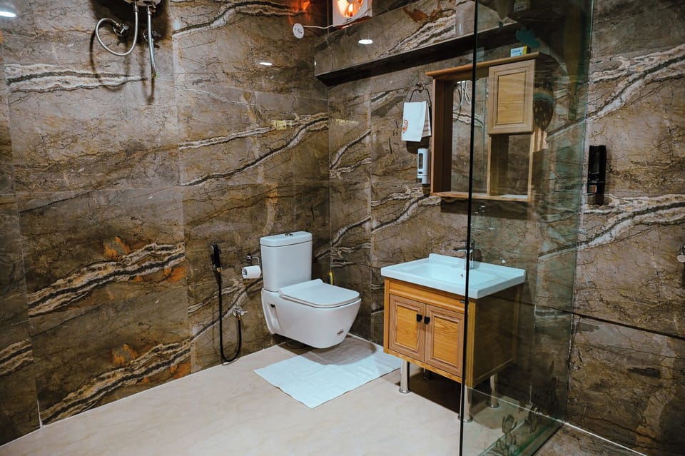 Elite Studio Suite | Bathroom | Shower, slippers, towels, soap