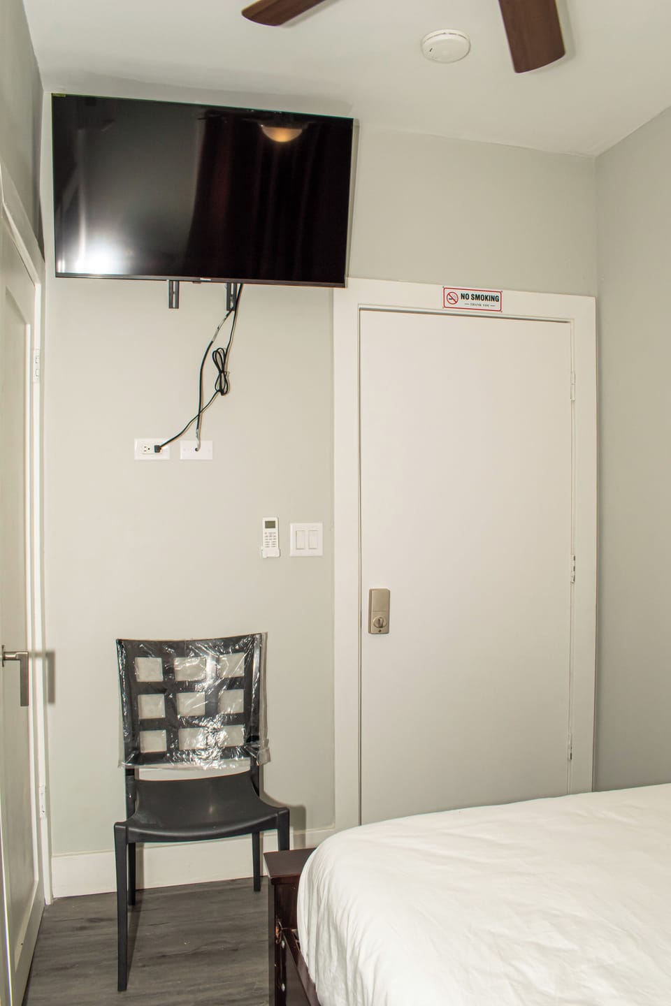 Standard Single Room, 1 Double Bed | Blackout drapes, iron/ironing board, free WiFi