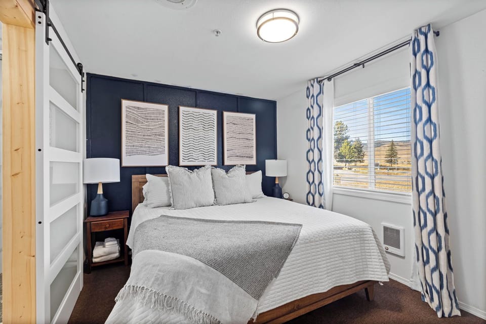 Luxury Room, 1 King Bed, Hot Tub | Free WiFi, bed sheets