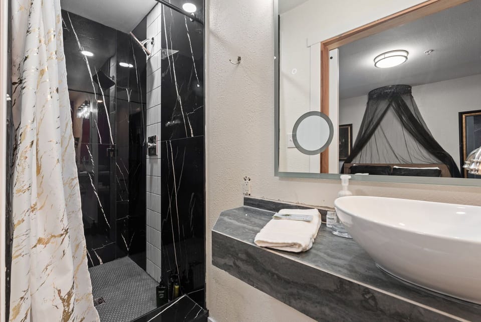 Luxury Room, 1 Queen Bed, Hot Tub | Bathroom | Shower, towels, soap, shampoo