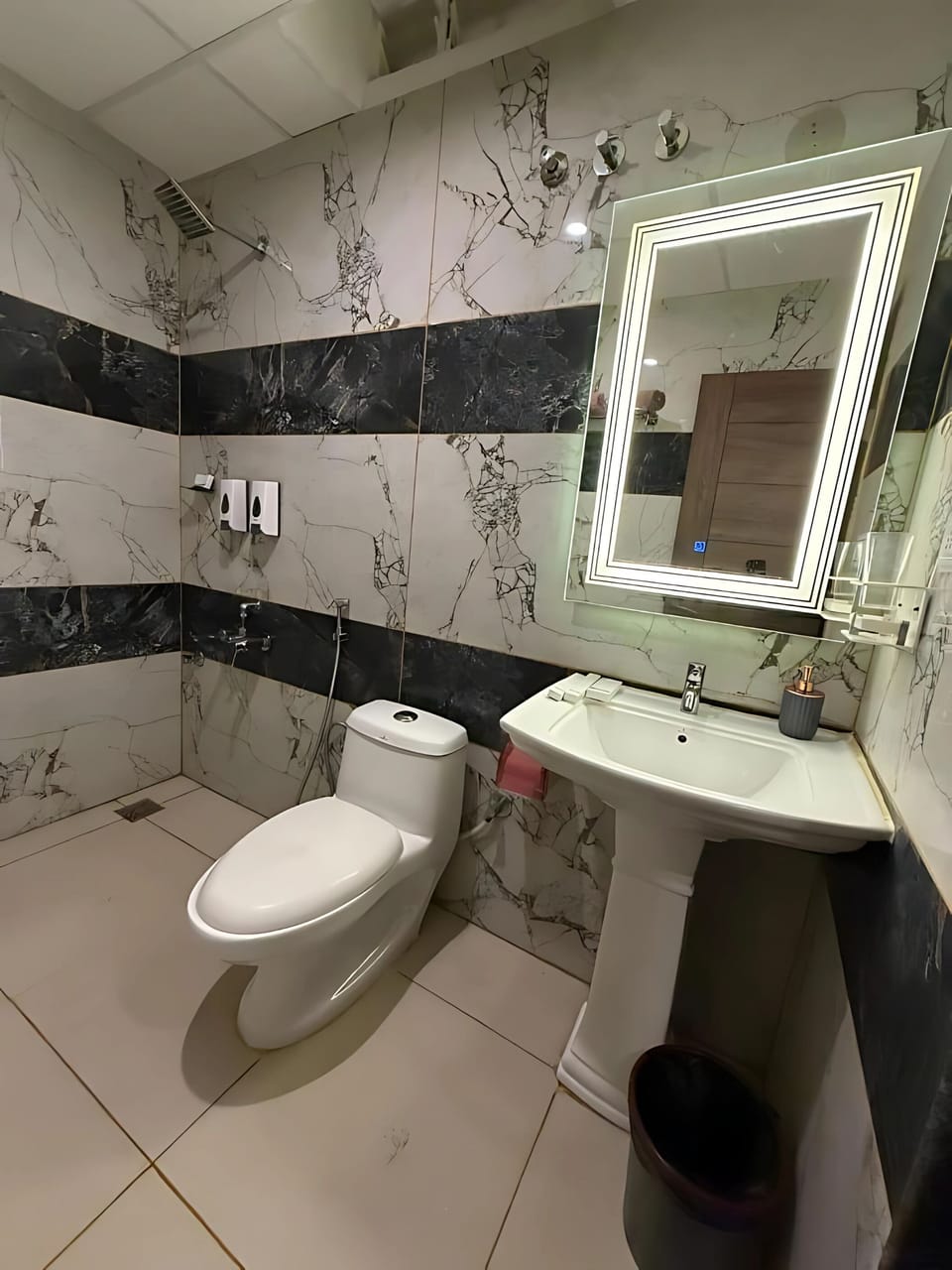 Shower, rainfall showerhead, free toiletries, towels