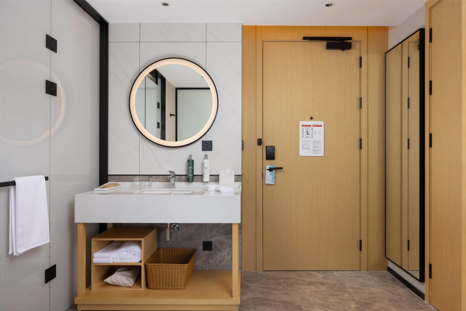 Superior Room, 2 Twin Beds | Bathroom | Shower, rainfall showerhead, free toiletries, hair dryer
