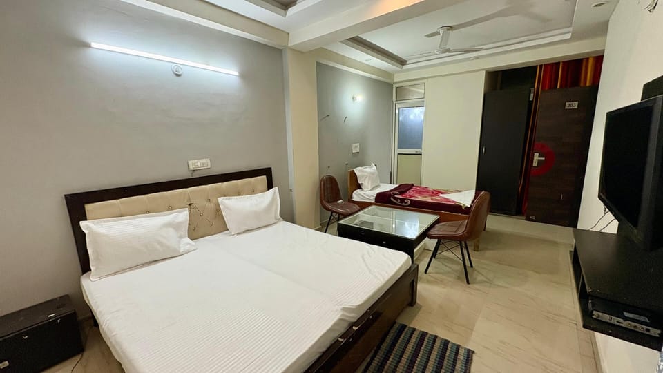 Double or Twin Room | Desk, laptop workspace, free WiFi