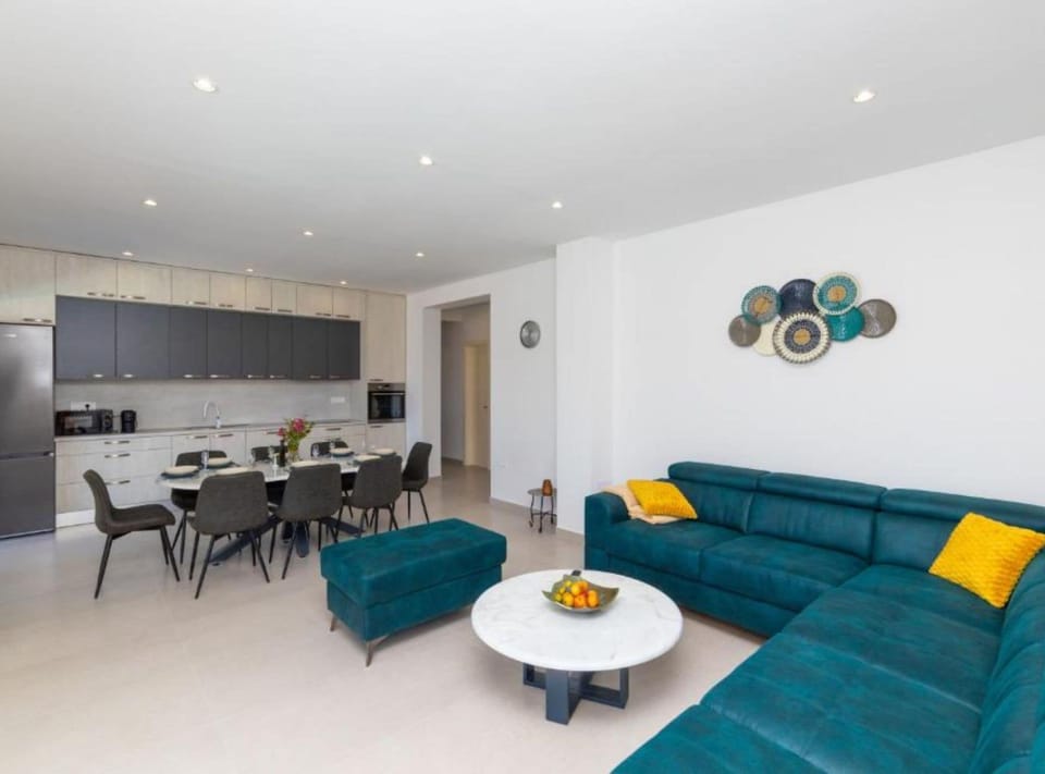 House (Holiday Home) | Living room | 32-inch flat-screen TV with cable channels