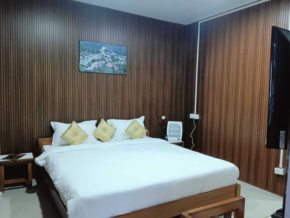 Deluxe Double Room, Mountain View | Desk, laptop workspace, WiFi (free)