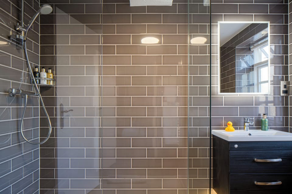 Classic Double Room | Bathroom | Free toiletries, hair dryer, towels, soap