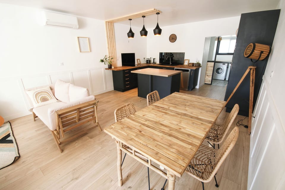 Living area | 82-cm Smart TV with cable channels