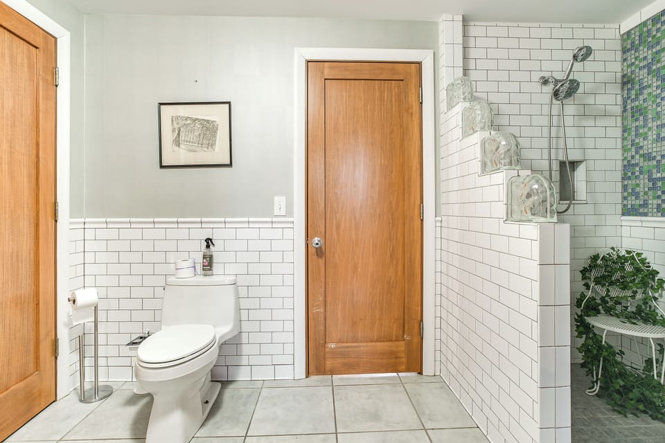 < 1 Mi to Wittenberg: Eclectic Loft w/ Parking! Apartment in Springfield