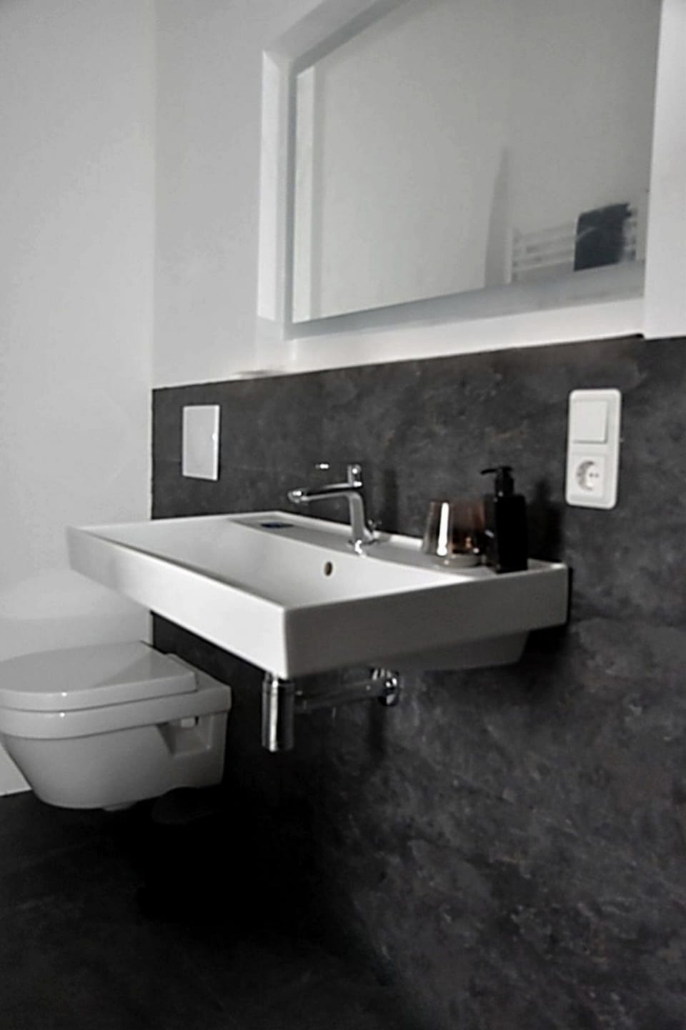 Double Room | Bathroom | Shower, rainfall showerhead, hair dryer, towels