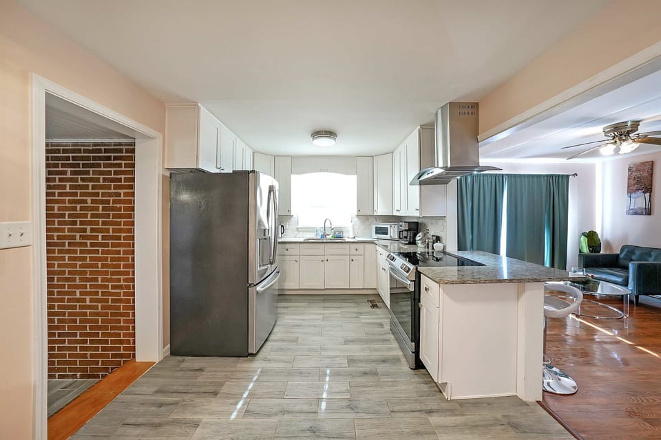 Coffee/tea maker, fridge, microwave, stovetop