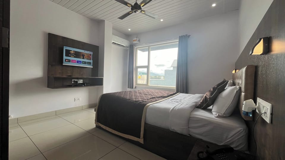 Standard Double Room | In-room safe, desk, laptop workspace, bed sheets