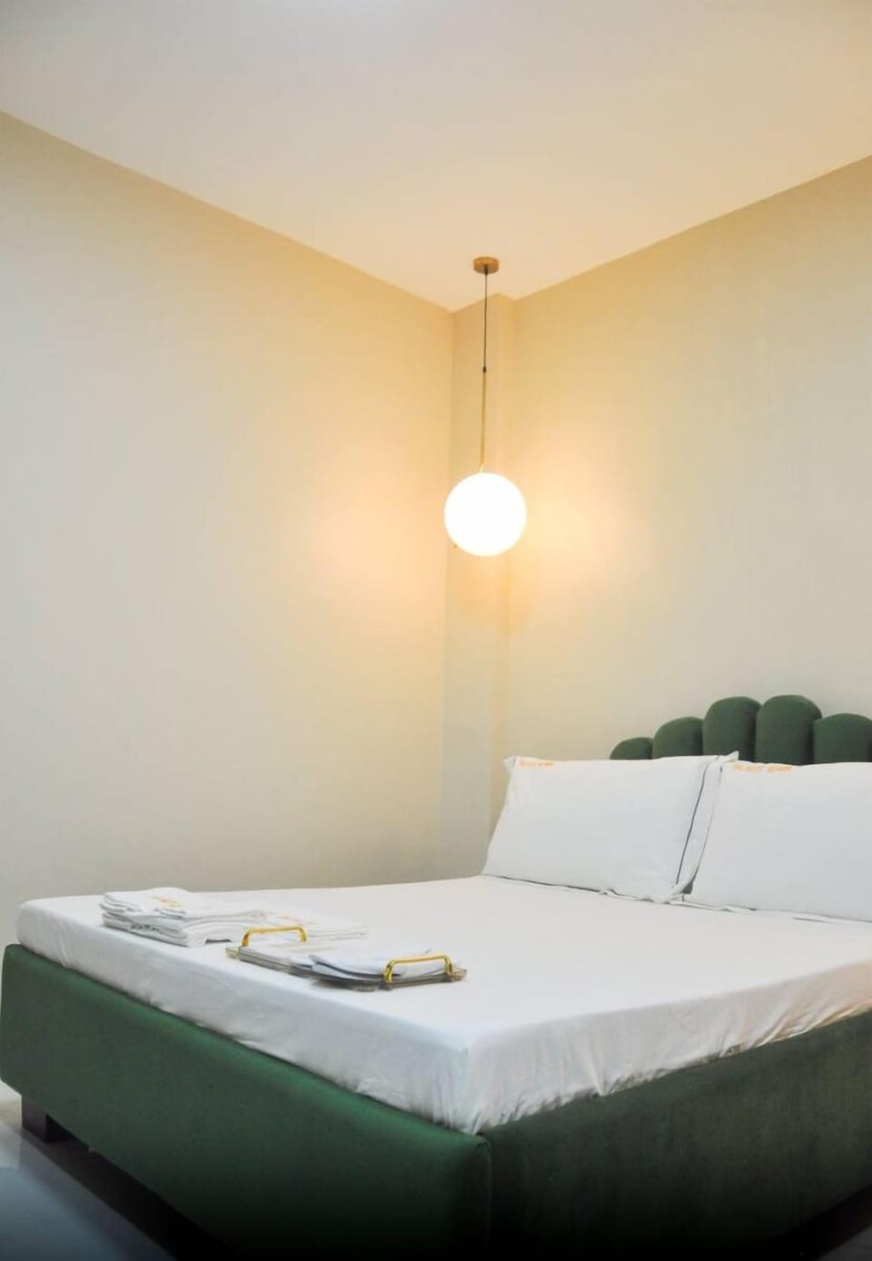Deluxe Studio | WiFi (free), bed sheets