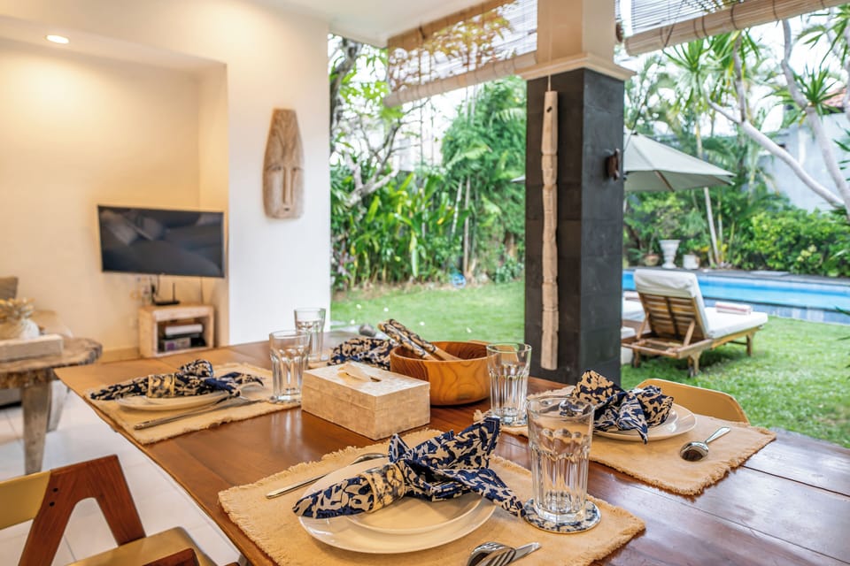 House, Pool View | Dining room