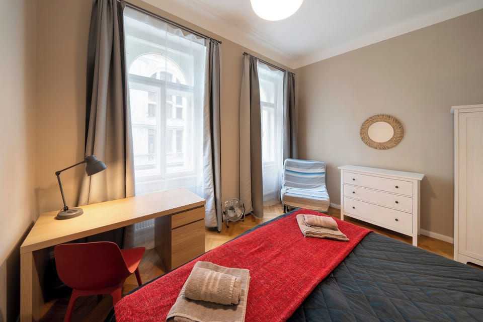 1 Bed Flat - Sleeps 5 - Parking - Wifi Apartment in Prague