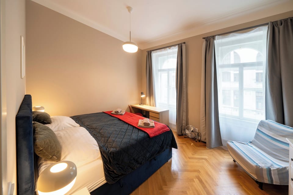 1 Bed Flat - Sleeps 5 - Parking - Wifi Apartment in Prague