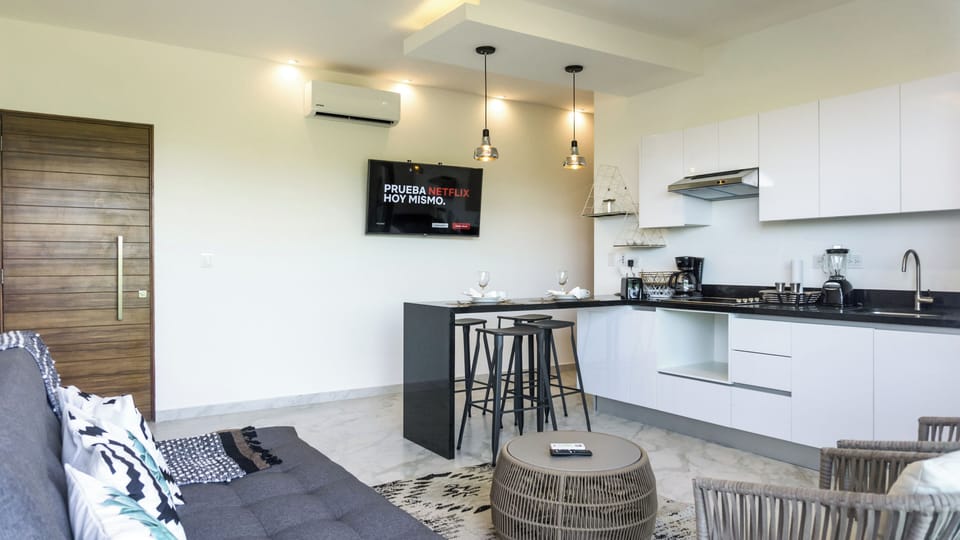 Comfort Apartment, Pool View | Living area