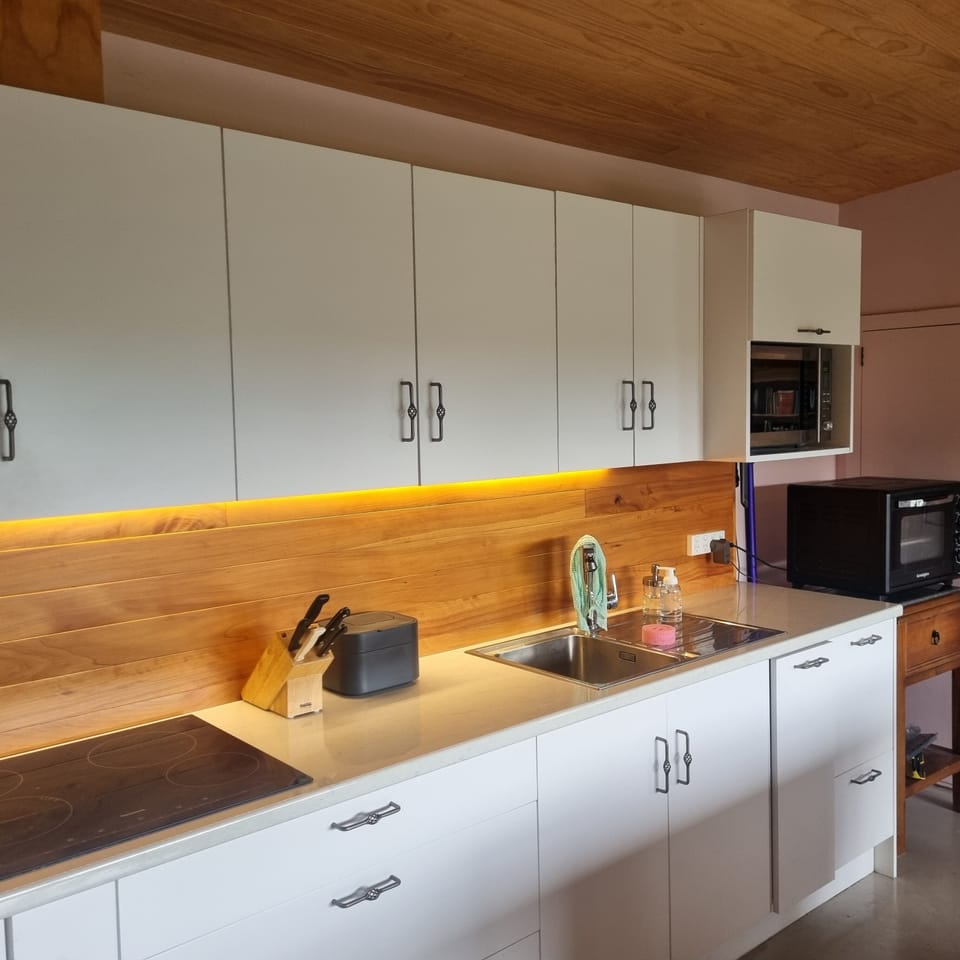 Comfort Cottage, Fireplace, Garden View | Private kitchen | Coffee/tea maker, full-size fridge, microwave, oven