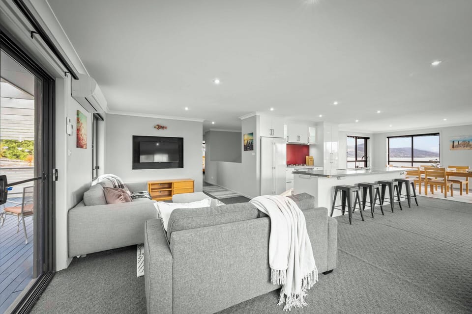 Comfort House | Living area | Flat-screen TV