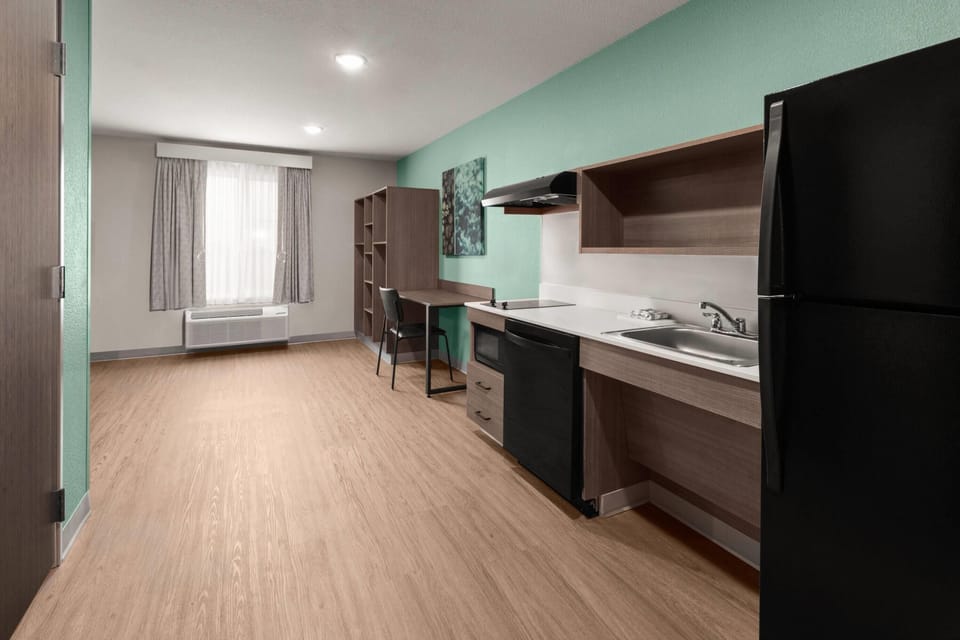 Room, 1 Queen Bed, Non Smoking | Desk, laptop workspace, free WiFi, bed sheets