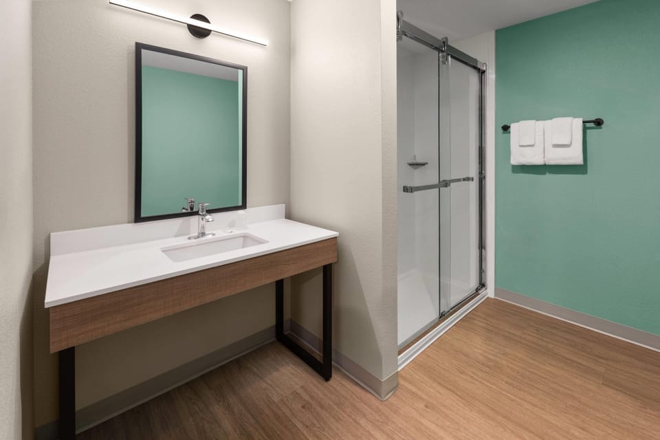 Room, 1 Queen Bed, Non Smoking | Bathroom | Towels, toilet paper