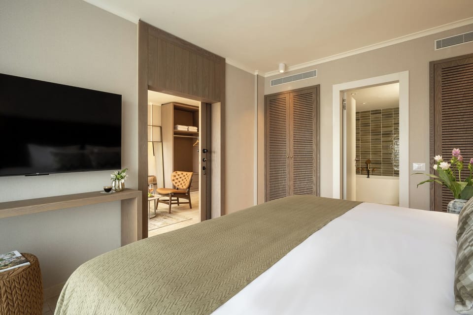 Rimon Suite | In-room safe, free WiFi, bed sheets