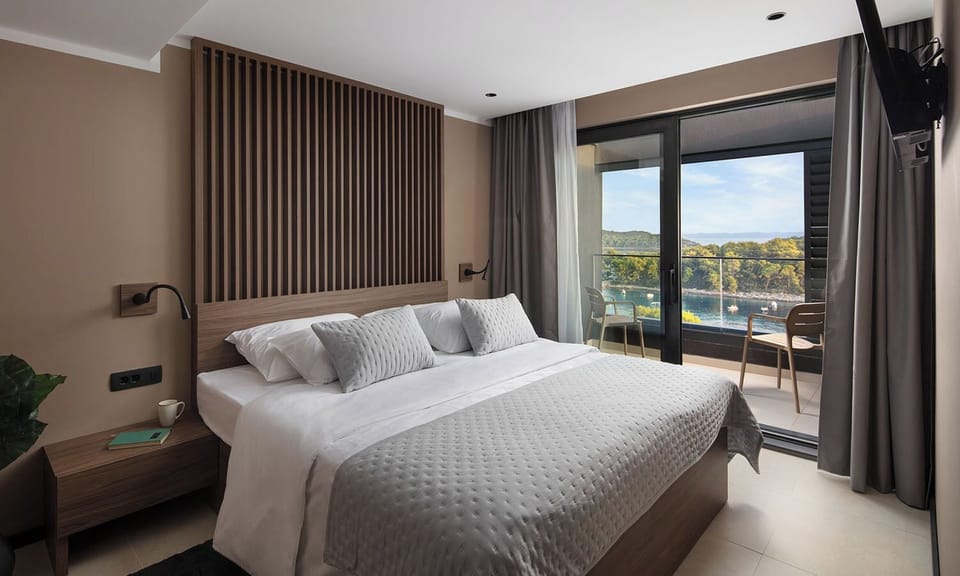 Superior suite with sea view balcony | Minibar, desk, soundproofing, WiFi (free)